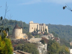 Blick auf Schloss und Mühle, vom Ferienhaus aus gezoomt
